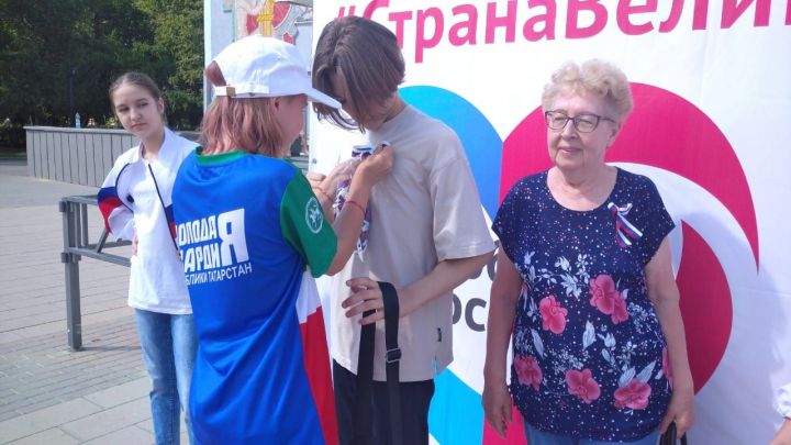 В Бугульме горожанам раздали ленты в цветах российского триколора