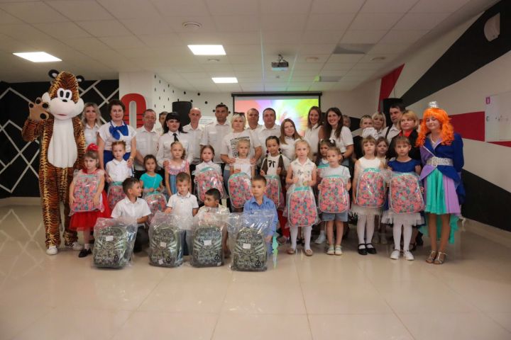 Первоклассникам-детям сотрудников полиции Бугульмы подарили школьные портфели