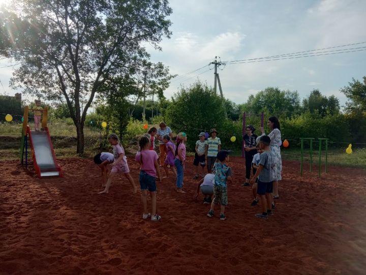 В селе Новое Сумароково Бугульминского района состоялось открытие детской площадки