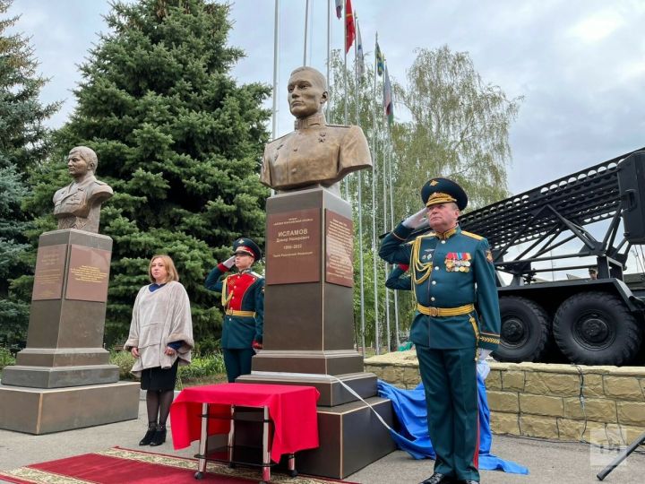 Сегодня на территории Казанского танкового училища открыли бюст Дамира Исламова, погибшего на Украине