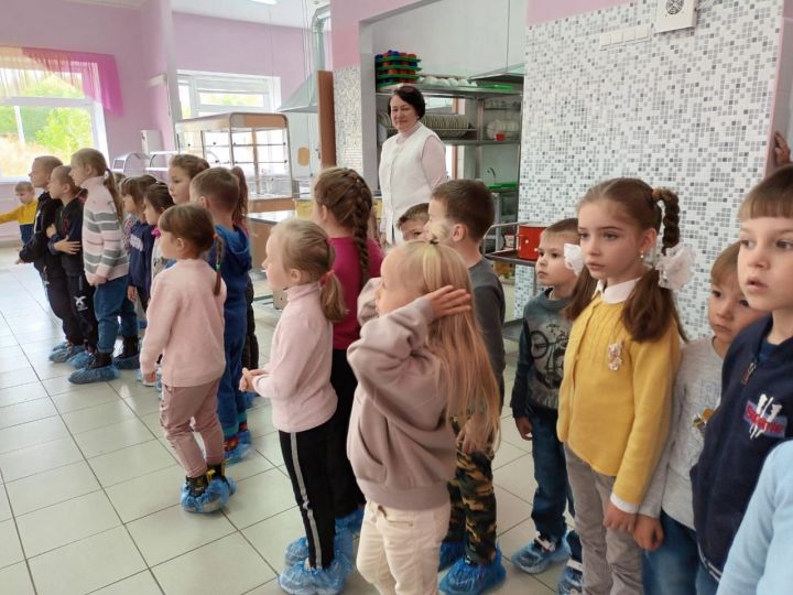 Бугульминские дошкольники сходили на экскурсию в школу
