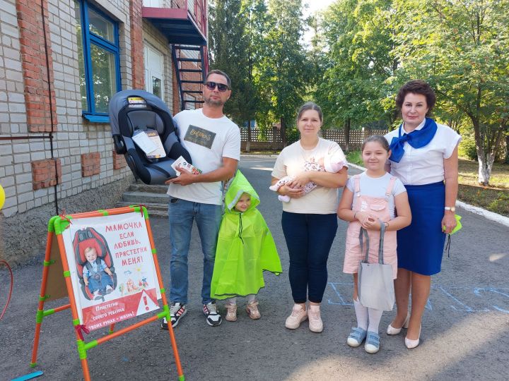 Многодетной семье Стратилатовых подарили детское автокресло