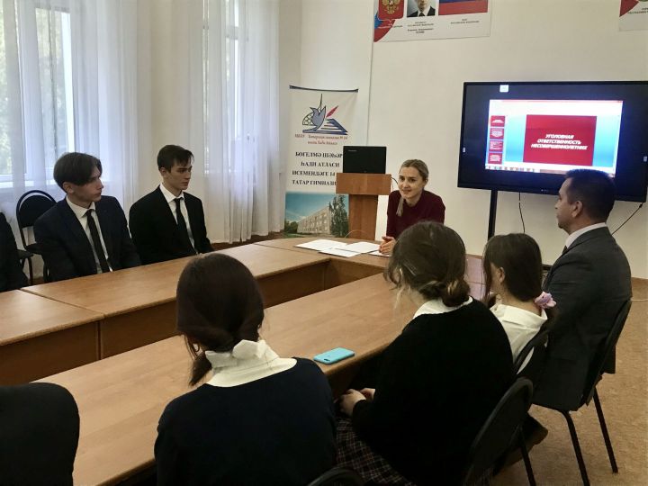 Старшеклассникам татарской гимназии рассказали о роли присяжных заседателей