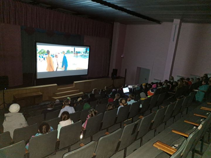 Передвижной культурный центр организовал кинопоказ в Малой Бугульме
