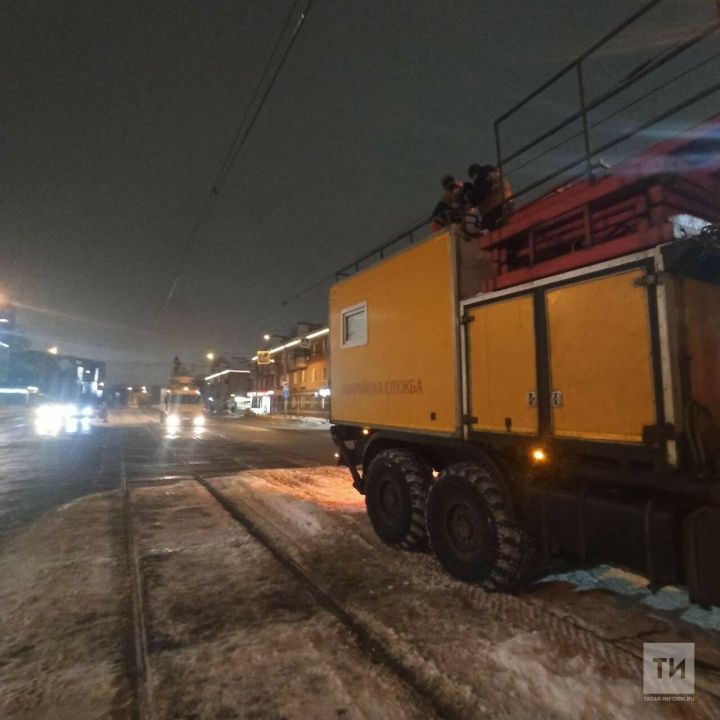 Ночью в РТ водитель «КАМАЗа» оборвал трамвайные провода и скрылся