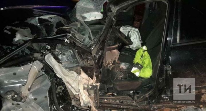 Водитель легковушки скончался в больнице после лобового столкновения с «КАМАЗом» в РТ