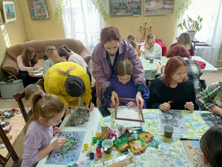 В музее Бугульмы состоялся мастер-класс по росписи стекла