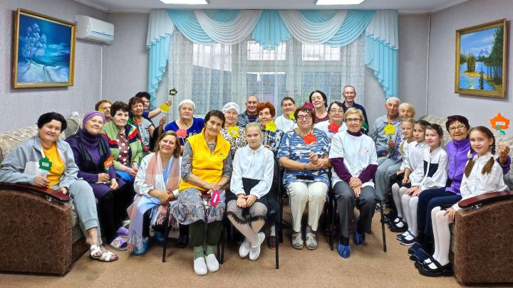 Бөгелмә волонтерлары социаль ярдәм үзәгендә пенсионерларны котладылар