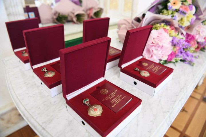 Миңнеханов Татарстанның өч кешесен «Ана даны» медале белән бүләкләде