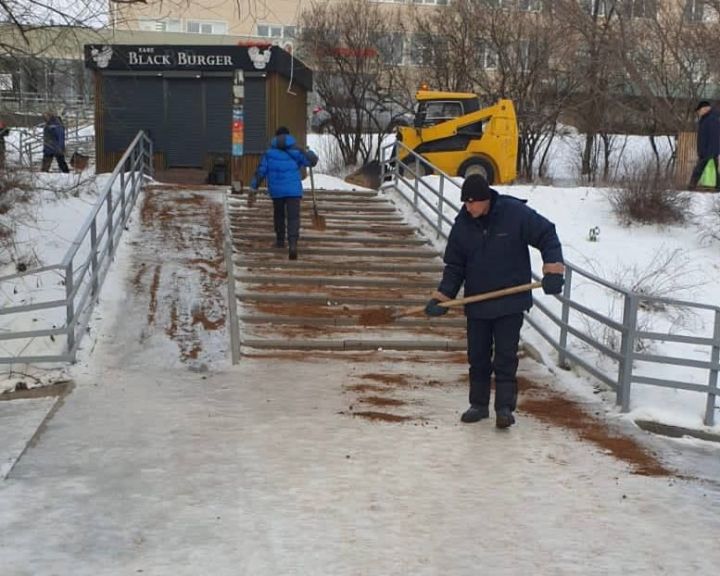 В Бугульме обрабатывают дороги и тротуары противогололедными материалами