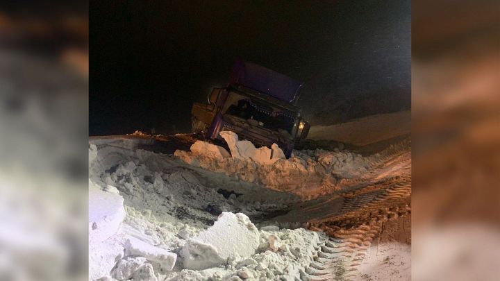 Автоинспекторы помогли водителю большегруза, угодившего в кювет по дороге в Бугульму