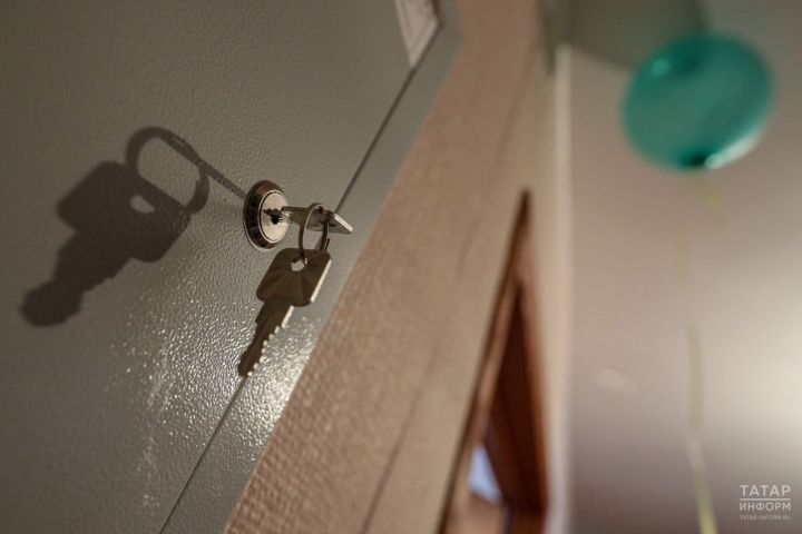 Семье бойца СВО вручили ключи от новой квартиры в Казани