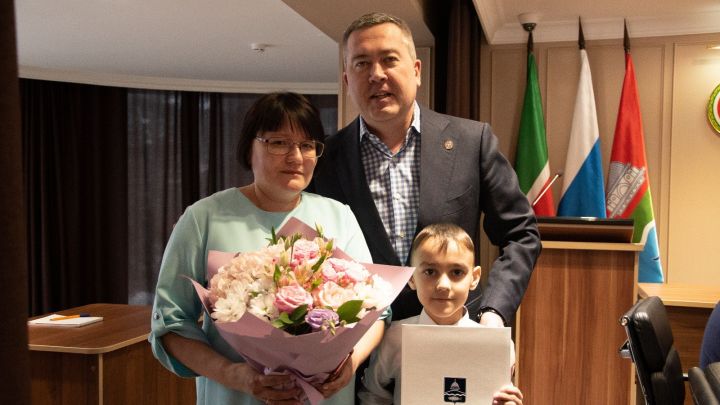 Сертификат на получение жилого помещения вручили многодетной семье из Бугульминского района