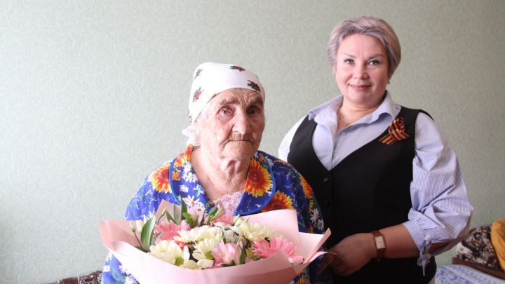 Бөгелмәдә тыл хезмәтчәннәре Елизавета Петровна Канищеваны 95 яшьлек юбилее белән котладылар