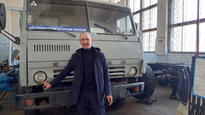 Бугульминец Анас Мухаматдинов более 40 лет трудится мастером производственного обучения в аграрном колледже города
