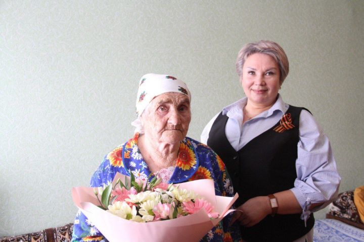 В Бугульме поздравили с 95-летием труженицу тыла Елизавету Петровну Канищеву