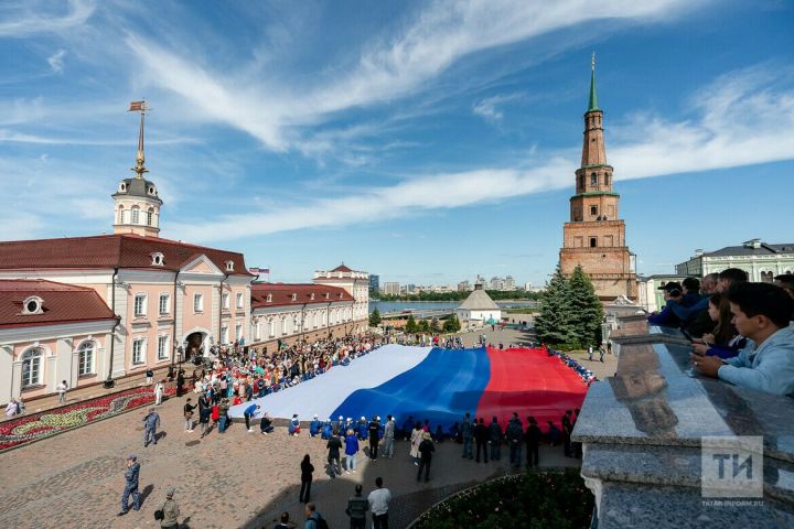 В столице Татарстана развернули самый большой в республике флаг России
