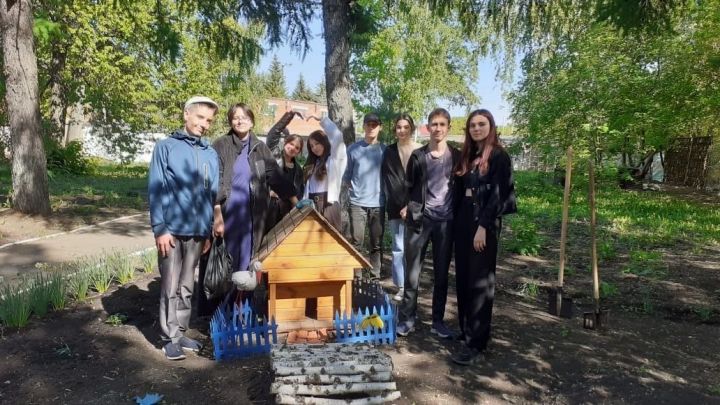 В Бугульме студенты медучилища соревнуются в создании лучшей цветочной клумбы