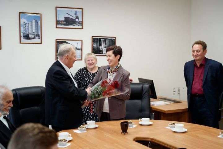 Бөгелмә ветеранын юбилее белән котладылар