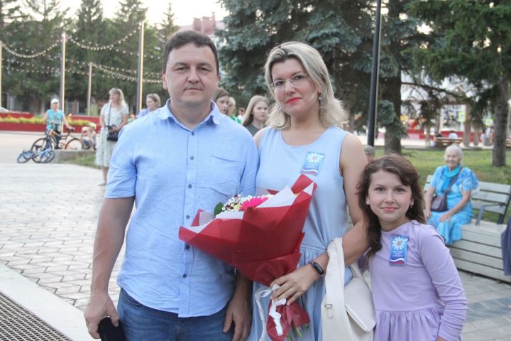 Многодетной семье Бурхановых из Бугульмы вручили почетный знак города