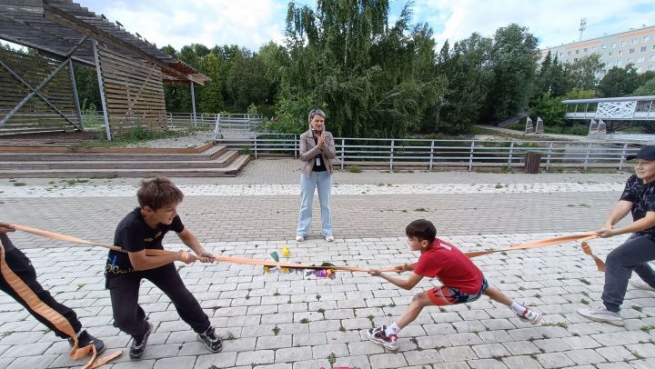 Сотрудники библиотеки Дружбы народов на территории центрального водоёма провели народные игры