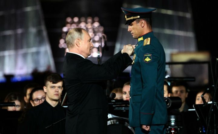 Путин лично вручил звезду Героя России военнослужащему из Татарстана Расиму Баксикову