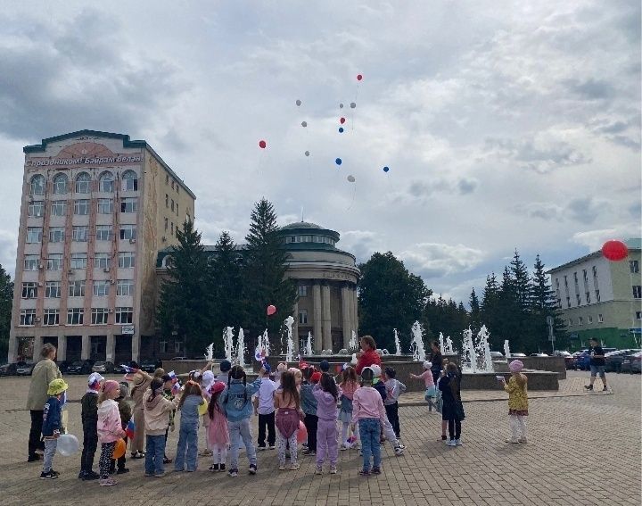 У здания Центра татарской культуры прошла викторина для детей на знание российской символики