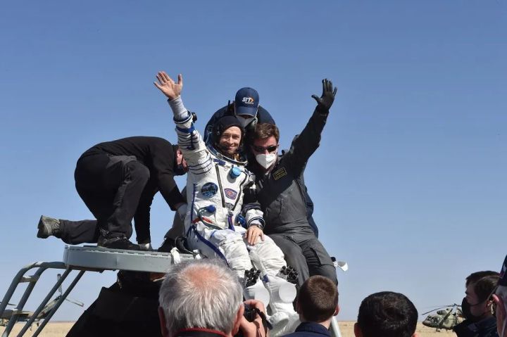 Российский космонавт из Бугульмы Сергей Рыжиков провел в невесомости почти год