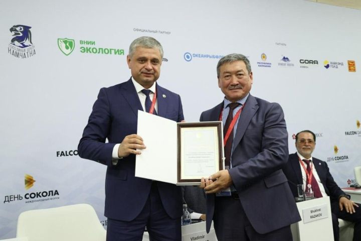 Татарстан на ВЭФ представил проект возрождения сокола-балобана в республике