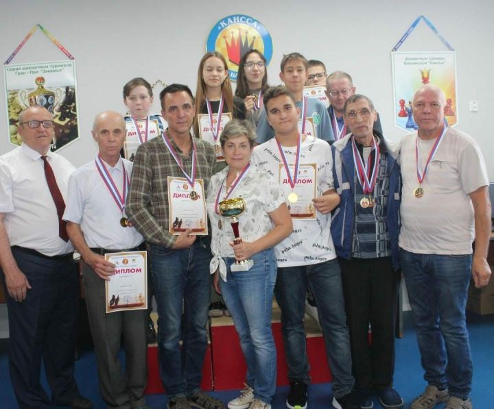 Команда ветеранов и сборная отделения шахмат из Бугульмы привезли домой кубки