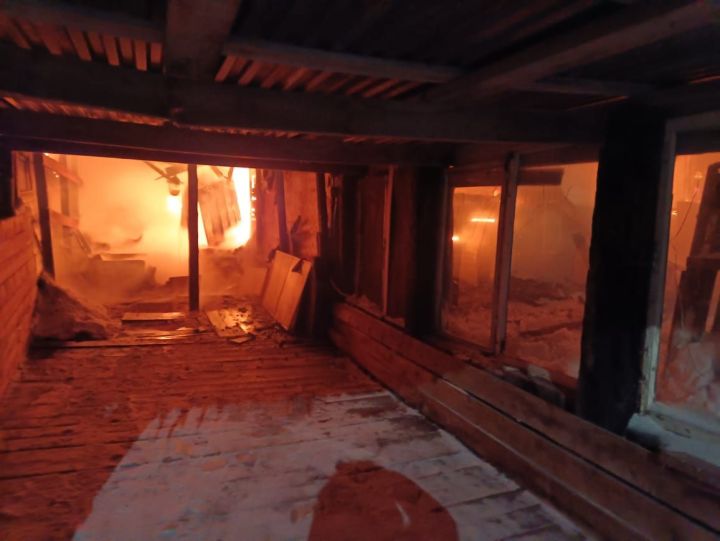 В результате пожара огнем уничтожен дом бугульминки на улице Элеваторной