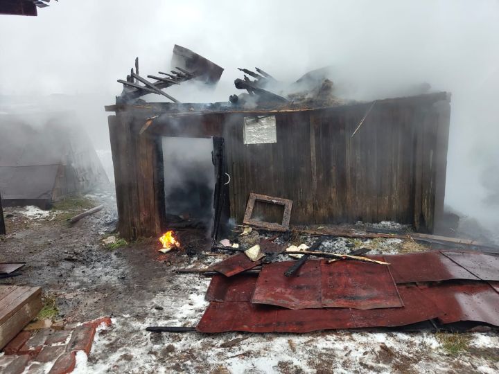 В Малой Бугульме загорелась баня
