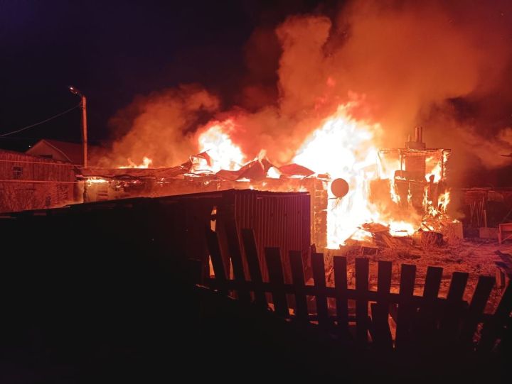 В Бугульминском районе загорелся жилой дом