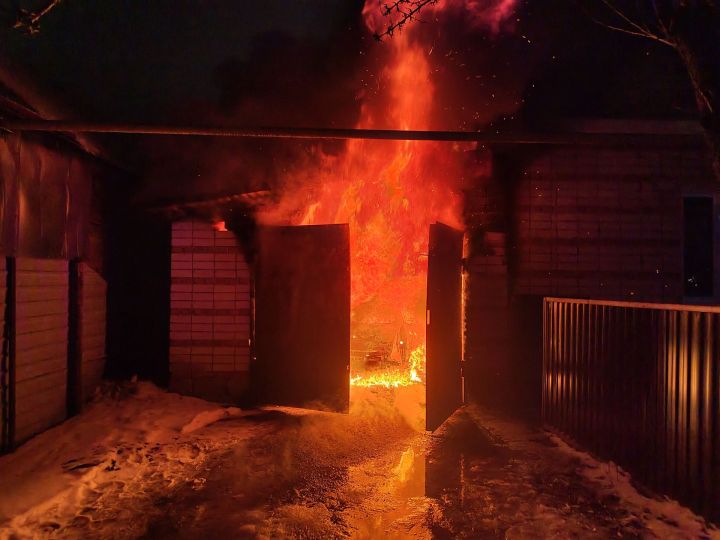 Гараж белән бергә машина да янган