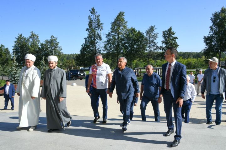 Рустам Минниханов посетил мечеть «Гаухар» в Бугульме