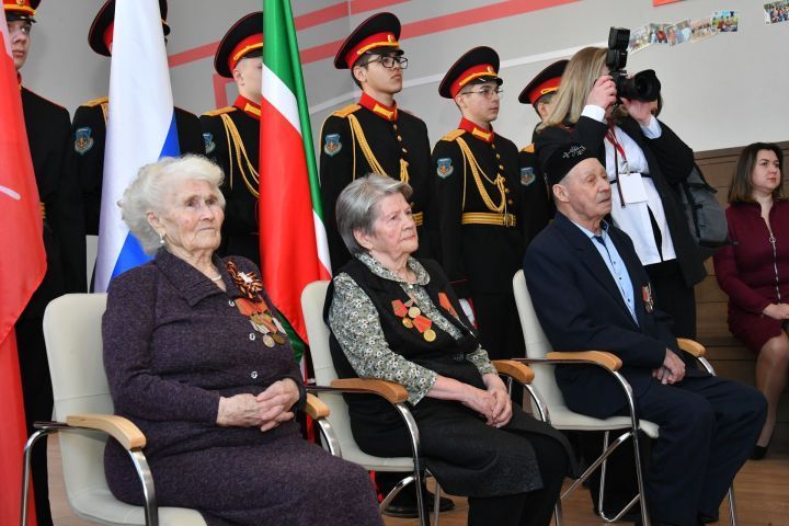 Алексей Песошин шәхсән үзе Бөгелмә ветераннарына юбилей медальләрен тапшырды