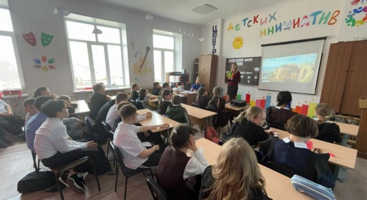 Школьникам из Бугульмы напомнили правила передвижения на электросамокатах