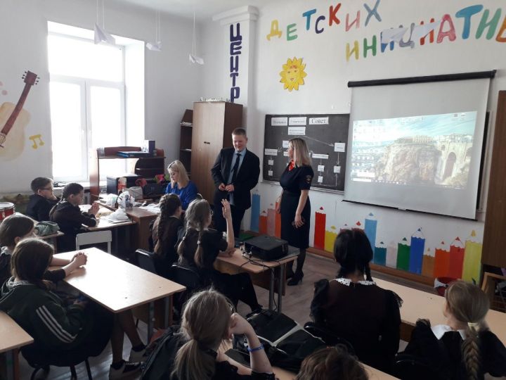 Школьникам из Бугульмы напомнили правила передвижения на электросамокатах