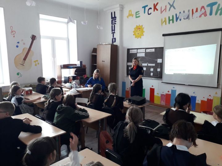 Школьникам из Бугульмы напомнили правила передвижения на электросамокатах