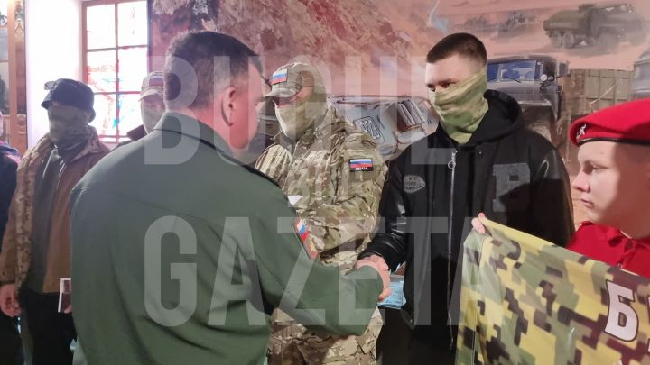 Из Бугульмы пятерых мужчин проводили в Африканский корпус