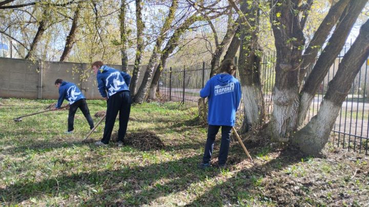 Бугульминские студенты организовали субботник на территории соцприюта