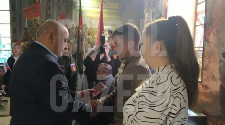 В Бугульме передали государственные награды семьям участников СВО