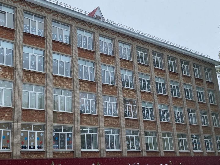 Школьники из Бугульмы присоединились к патриотической акции «Окна Победы»