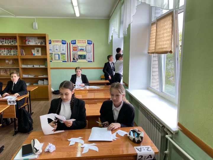 Школьники из Бугульмы присоединились к патриотической акции «Окна Победы»