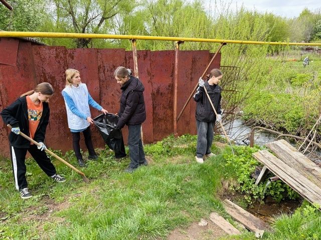 Бугульминские школьники очистили территорию у родника