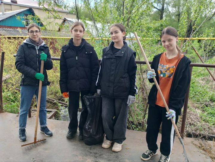 Бугульминские школьники очистили территорию у родника