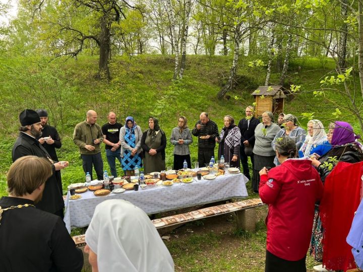 В Бугульминском районе в праздник Преполовения Пятидесятницы прошла Божественная литургия
