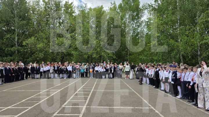 В Бугульме последние звонки прозвенели для 1543 выпускников: 1167 девятиклассников и 376 учеников одиннадцатых классов