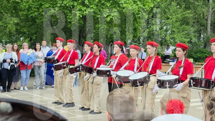 В Бугульме последние звонки прозвенели для 1543 выпускников: 1167 девятиклассников и 376 учеников одиннадцатых классов