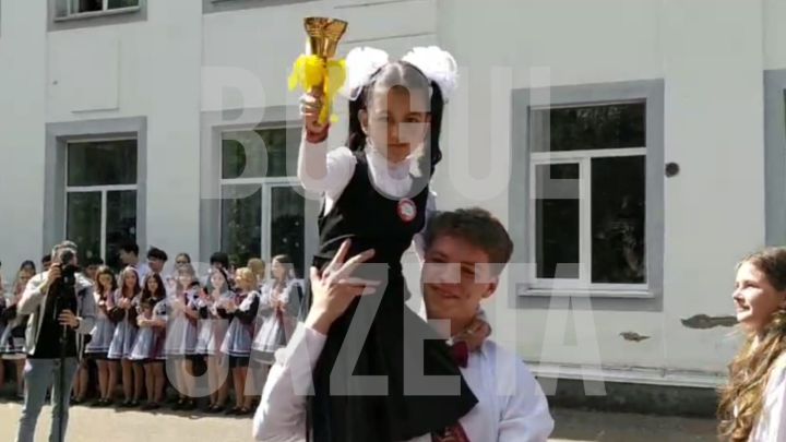 В Бугульме последние звонки прозвенели для 1543 выпускников: 1167 девятиклассников и 376 учеников одиннадцатых классов